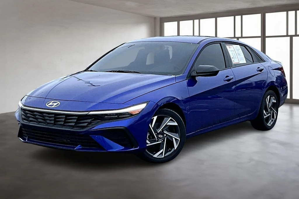 2025 Hyundai Elantra SEL Sport photo 2