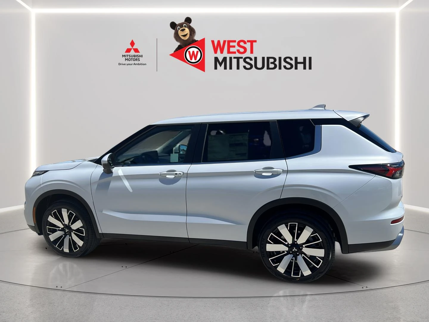 2026 Mitsubishi Outlander LE FWD's photo