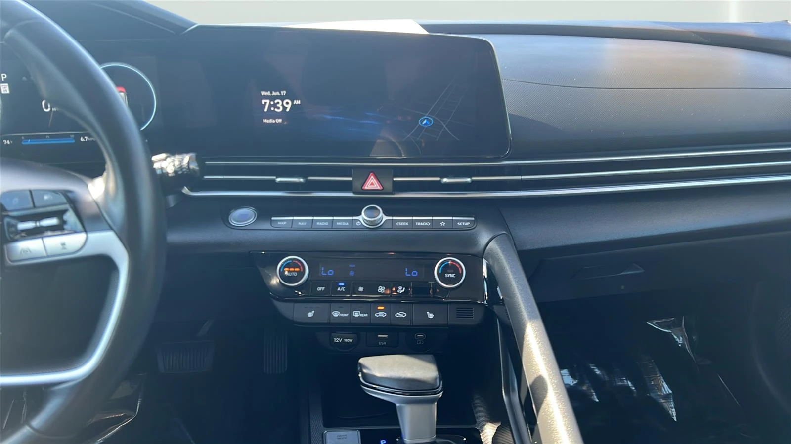 2025 Hyundai Elantra Limited - Photo 9